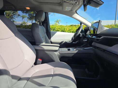Used 2025 Toyota Sienna XLE image 10