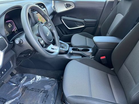 Used 2025 Kia Soul LX w/ LX Technology Package FWD image 29