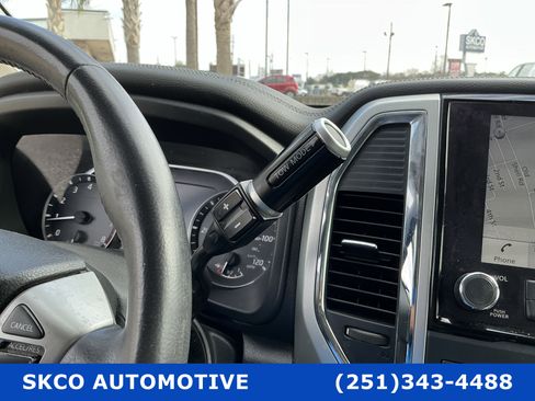Used 2020 Nissan Titan SL w/ Moonroof Package image 23