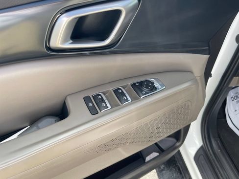 Used 2025 Kia Carnival FWD image 11