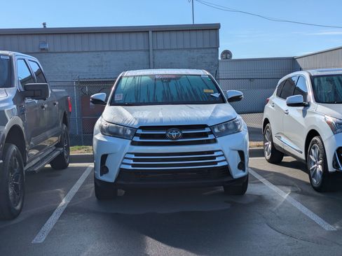 Used 2019 Toyota Highlander LE image 3