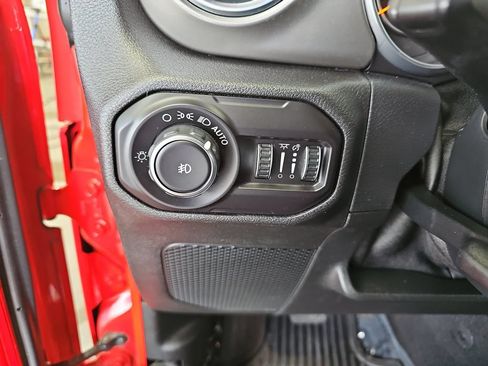 Used 2018 Jeep Wrangler Unlimited Sahara AWD/4WD image 24