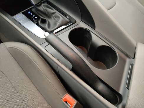 Used 2025 Hyundai Elantra SE FWD image 26