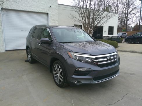 Used 2018 Honda Pilot Touring image 2