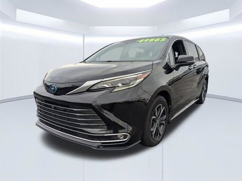 Used 2025 Toyota Sienna Platinum AWD/4WD image 8