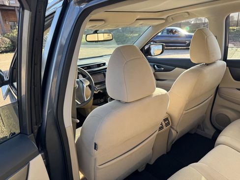 Used 2018 Nissan Rogue SV image 16