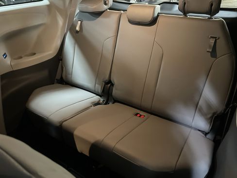 Certified 2022 Toyota Sienna XLE image 33