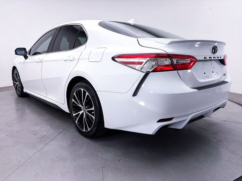 Used 2020 Toyota Camry SE w/ Blackout Package FWD image 12