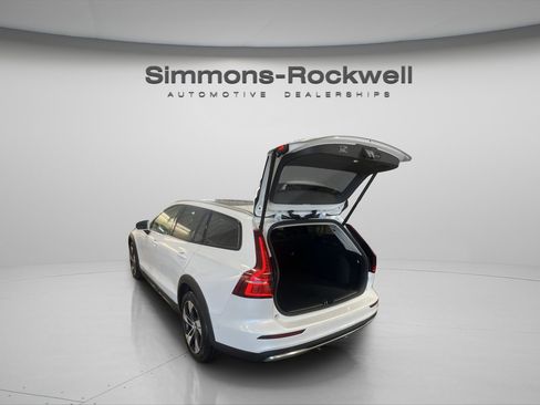 Used 2025 Volvo V60 B5 Cross Country Plus image 10