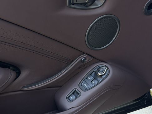 Used 2023 Aston Martin V8 Vantage Roadster RWD image 24