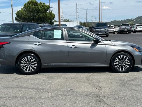 Used 2025 Nissan Altima 2.5 SV FWD image 3