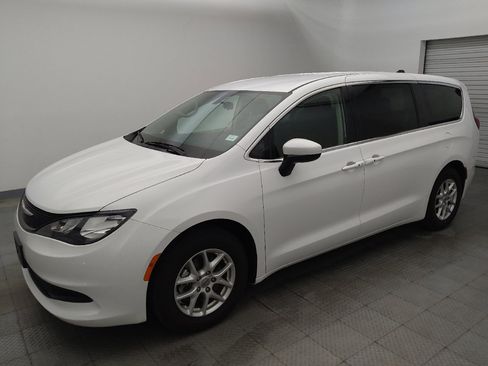 Used 2022 Chrysler Voyager LX FWD image 2