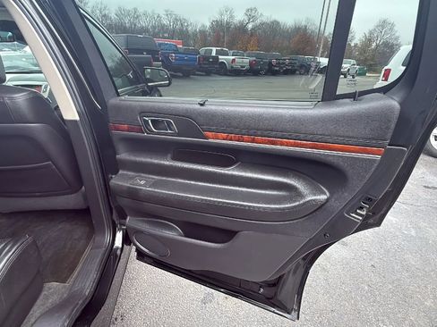 Used 2010 Lincoln MKT AWD image 15