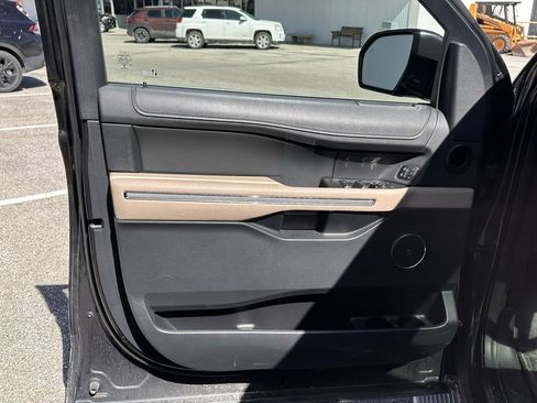 Used 2023 Ford Expedition Limited image 12