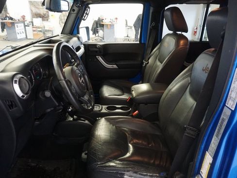 Used 2016 Jeep Wrangler Unlimited Sahara w/ Connectivity Group image 17