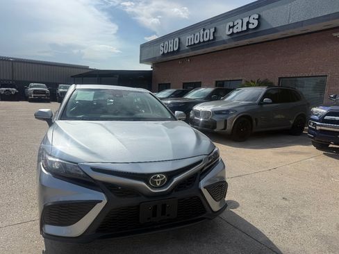 Used 2022 Toyota Camry SE FWD image 7
