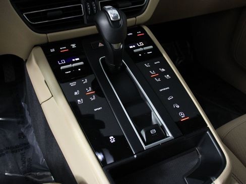 Certified 2025 Porsche Macan image 18