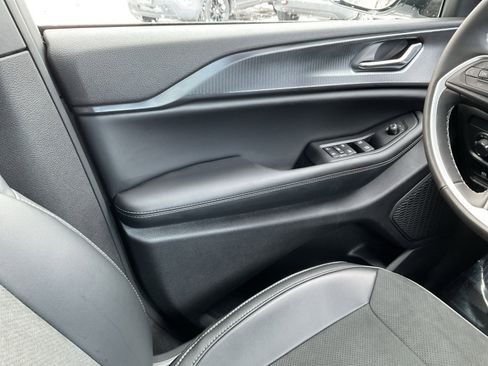 New 2025 Jeep Grand Cherokee L Altitude image 17