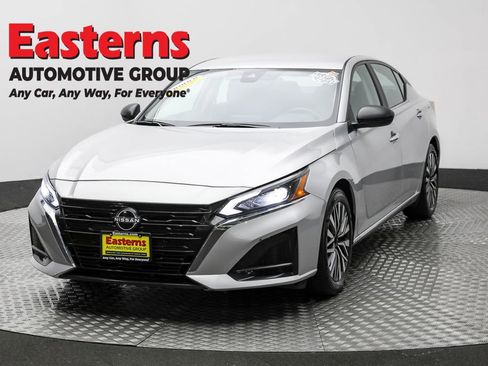 Used 2024 Nissan Altima 2.5 SV image 1