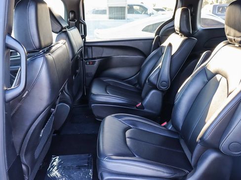 Used 2024 Chrysler Pacifica Limited FWD image 21