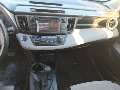 Used 2018 Toyota RAV4 LE image 20