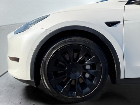 Used 2021 Tesla Model Y Long Range AWD/4WD image 34
