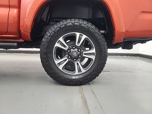 Used 2018 Toyota Tacoma TRD Sport w/ Technology Package AWD/4WD image 8