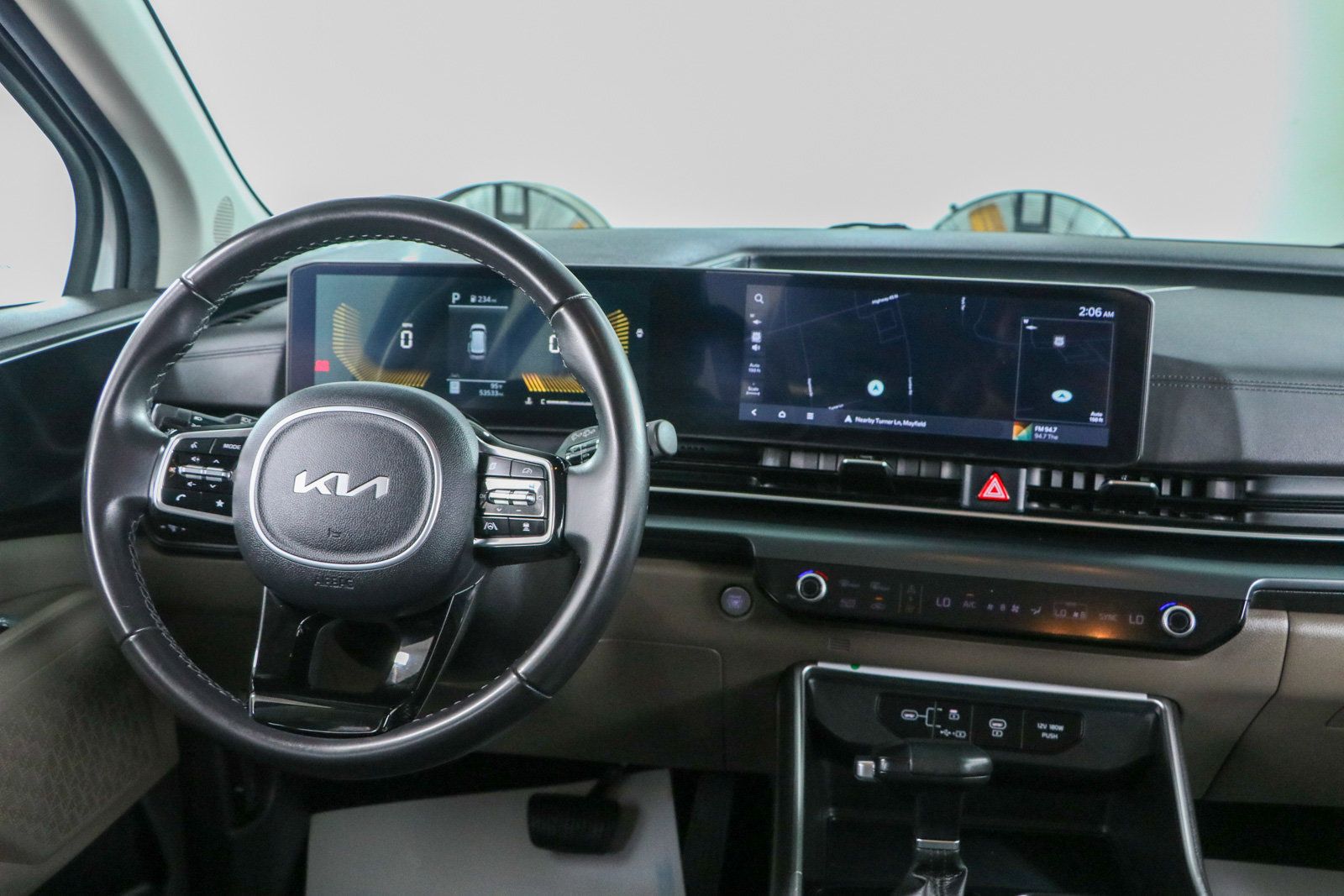 Used 2025 Kia Carnival FWD image 17