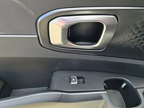 Used 2025 Kia Sorento S image 12