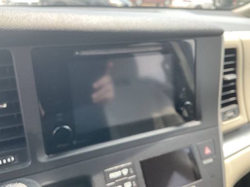 Used 2015 Toyota Sienna LE FWD image 17