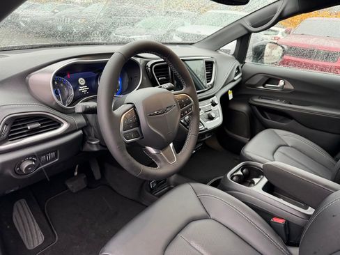 New 2026 Chrysler Pacifica Select FWD image 16