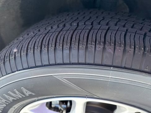 Used 2023 Chrysler Pacifica Touring-L FWD image 28