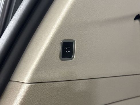 Used 2023 Chrysler Pacifica Touring-L w/ Uconnect Theater Family Group AWD/4WD image 31