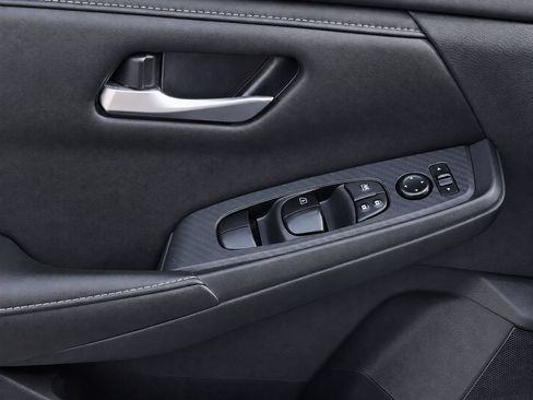 Used 2025 Nissan Sentra SV FWD image 14