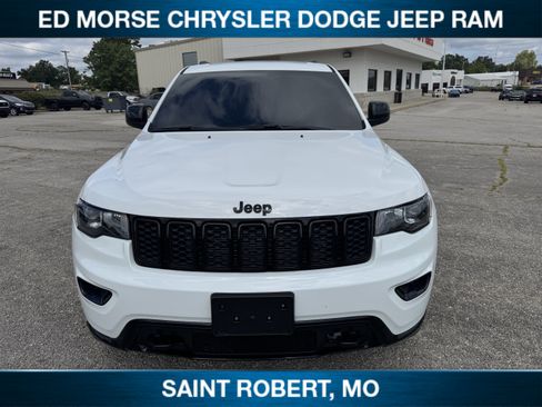 Used 2019 Jeep Grand Cherokee Laredo AWD/4WD image 2