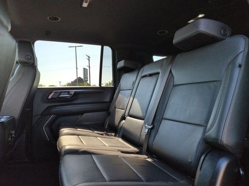 Used 2025 Chevrolet Suburban Z71 AWD/4WD image 18