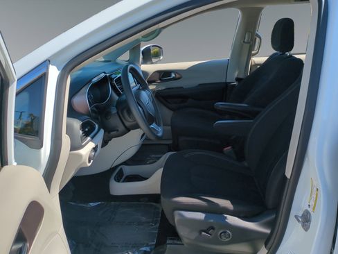 Used 2023 Chrysler Voyager LX image 9