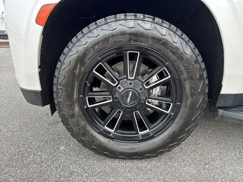 Used 2022 GMC Yukon SLT w/ SLT Premium Package image 13