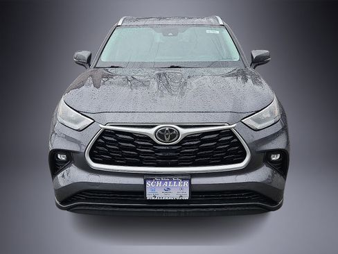 Used 2020 Toyota Highlander XLE image 2