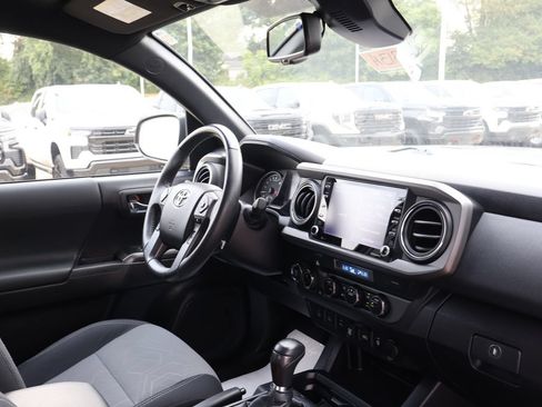 Used 2021 Toyota Tacoma TRD Off-Road w/ Technology Package AWD/4WD image 38