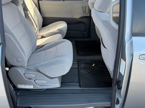 Used 2020 Toyota Sienna LE w/ LE Preferred Package FWD image 23