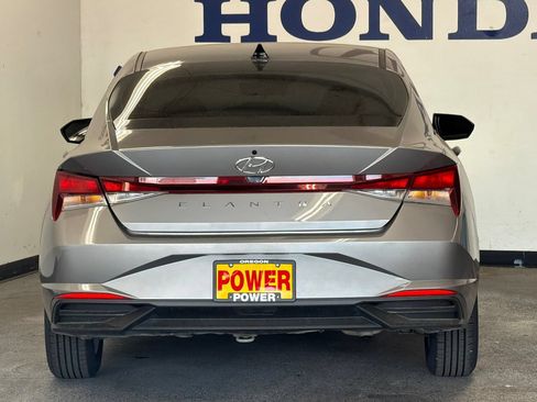 Used 2022 Hyundai Elantra SE FWD image 4