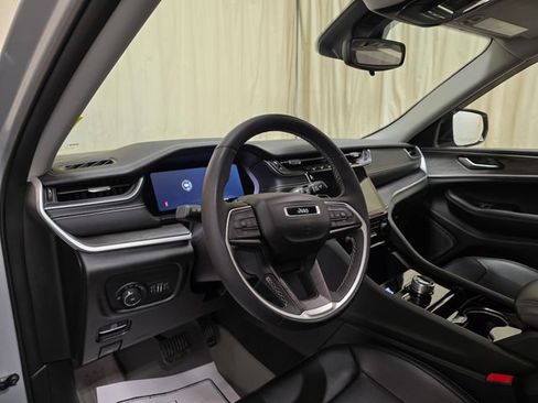 Used 2023 Jeep Grand Cherokee Limited AWD/4WD image 16