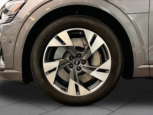 Used 2023 Audi e-tron Premium Plus w/ Premium Plus Package AWD/4WD image 10