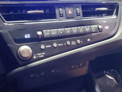 Used 2025 Lexus ES 300h w/ Premium Package image 31