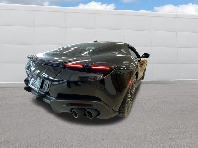 Used 2024 Ferrari Roma RWD image 8
