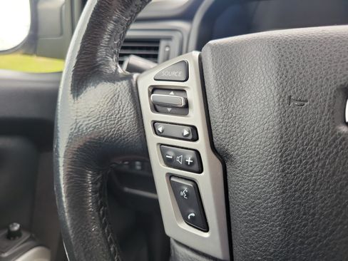 Used 2022 Nissan Titan SV w/ SV Convenience Package RWD image 17