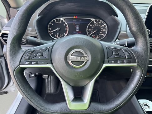 Used 2024 Nissan Altima 2.5 SV FWD image 13