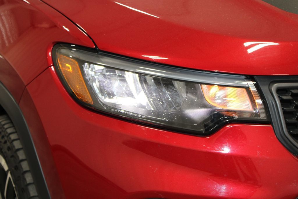 Used 2025 Jeep Compass Trailhawk AWD/4WD image 12