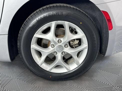 Used 2020 Chrysler Pacifica Limited FWD image 33